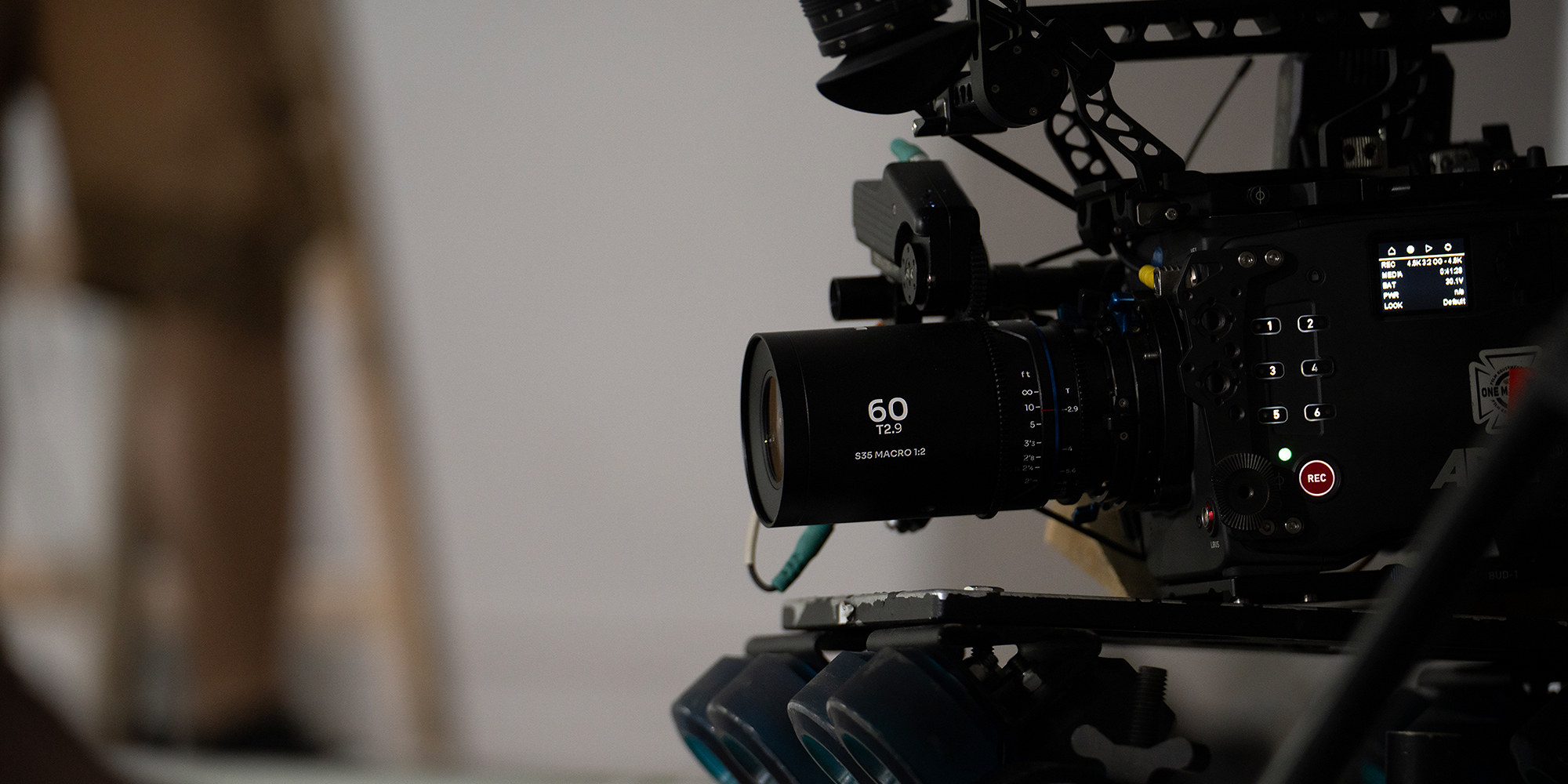 Obiektyw Laowa Nanomorph 60 mm T2,9 1,5x S35 Macro 1:2 Blue do Arri PL/Canon EF zainstalowany na kamerze